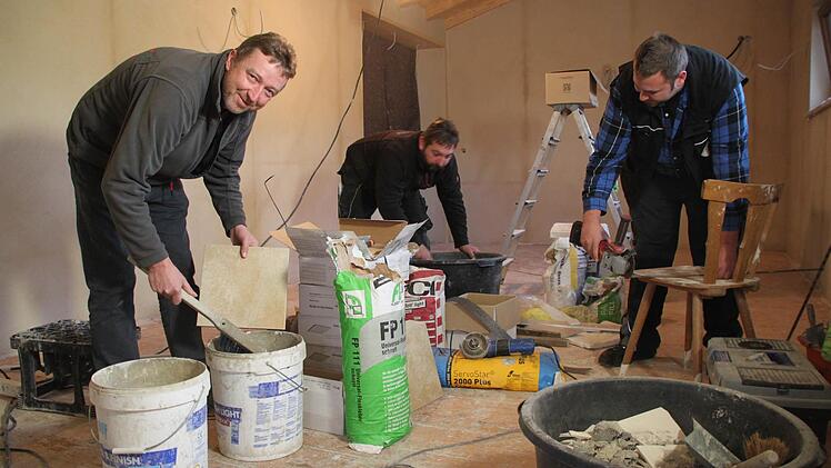 Das Dorfhaus wird rund 35 Sitzplätze bieten. Unser Bild zeigt (von links) Frank Schenkel, Alexander Münch und Sebastian Schmidt auf der Baustelle.