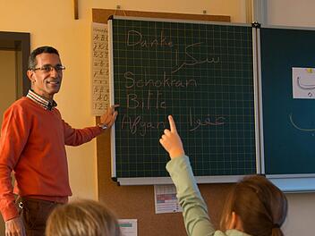 Hany Agaiby während des Unterrichts in der Klasse 3b Foto: Björn Hein
