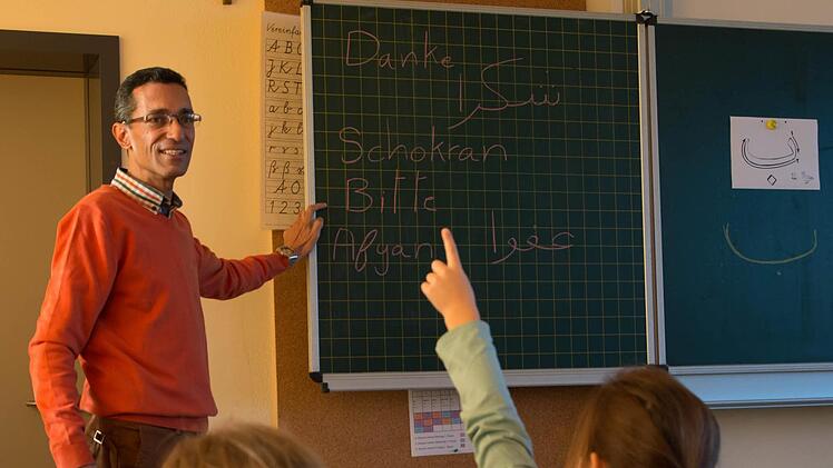 Hany Agaiby während des Unterrichts in der Klasse 3b Foto: Björn Hein
