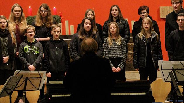 Gro&szlig;e Anerkennung fand der Jugendchor f&uuml;r seine Darbietungen. Fotos: G&uuml;nther Geiling