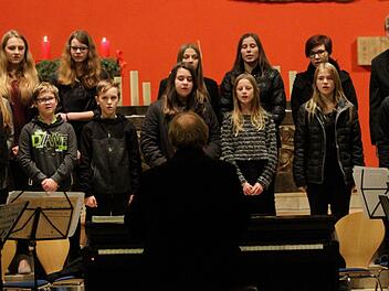 Große Anerkennung fand der Jugendchor für seine Darbietungen. Fotos: Günther Geiling