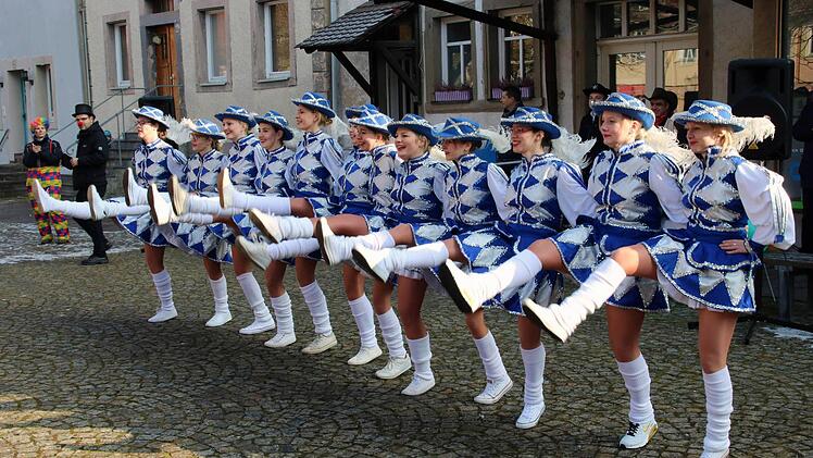 Bei Sonnenschein tanzen, schunkeln und singen kleine und große Narren beim "Faschingsfez" auf dem Anger. Nicht nur die Organisatoren freut's. Foto: Dieter Britz