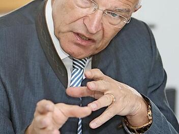 Bezirkstagspräsident Günther Denzler (CSU) hat den Betroffenen vertragliche Besitzstandswahrung zugesagt. Foto: Barbara Herbst