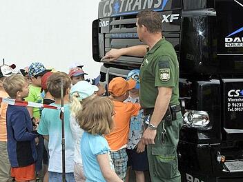 Am großen Lkw lernten die Kinder den "toten Winkel" kennen. Foto: Andreas Welz