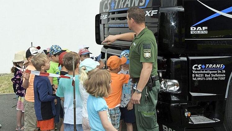 Am großen Lkw lernten die Kinder den "toten Winkel" kennen. Foto: Andreas Welz
