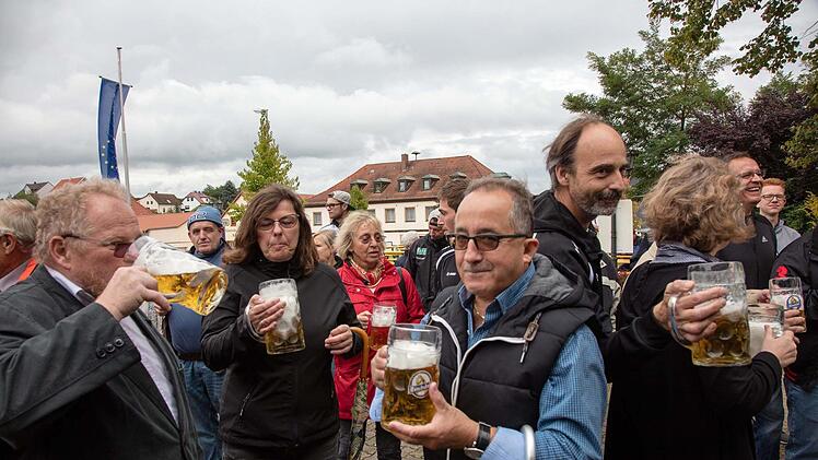 Ein Prost auf die Schneyer Kirchweih egal wie das Wetter wird.