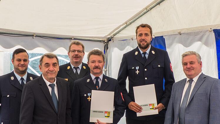 Luitpold Janson (Mitte) und Udo Busch (2. V. rechts) wurden für 40 beziehungsweise 25 Jahre aktiven Feuerwehrdienst geehrt. Es gratulierten (v. links) Kommandant David Amling, stellvertretender Landrat Oskar Ebert, Kreisbrandrat Ralf Dressel und Bürgermeister Alfons Hartlieb.