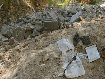 Gewaltige Mengen Bauschutt hat ein Umwelts&uuml;nder bei Welschenkahl entsorgt. Emil Jenne hat den M&uuml;llberg entdeckt und bei der Polizei Anzeige erstattet. Auch private kirchliche Dokumente hat er dort gefunden. Foto: Emil Jenne