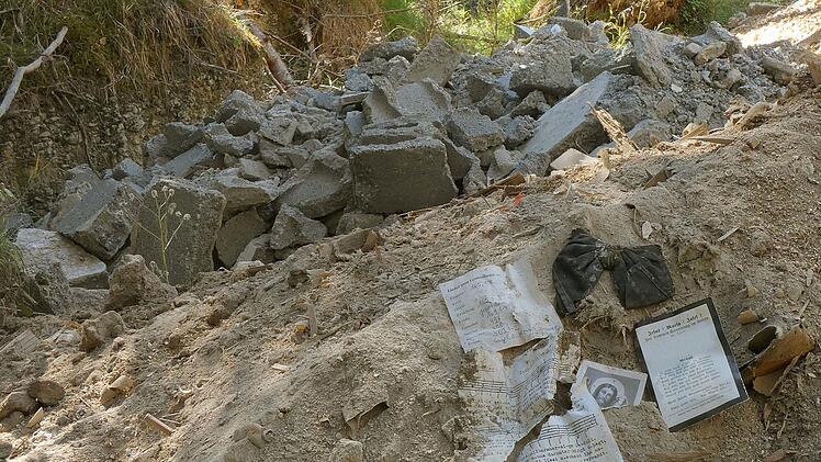 Gewaltige Mengen Bauschutt hat ein Umwelts&uuml;nder bei Welschenkahl entsorgt. Emil Jenne hat den M&uuml;llberg entdeckt und bei der Polizei Anzeige erstattet. Auch private kirchliche Dokumente hat er dort gefunden. Foto: Emil Jenne
