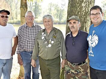Der neue Anglerkönig des Anglervereins Königsberg, Franz Hemetsberger (Mitte), eingerahmt von Vorsitzendem Thomas Strobel (links), Zweitem Ritter Erich Schulz und (rechts), Erstem Ritter Rudi Häckl und Zweitem Vorsitzendem Alexander Strobel Foto: Gerold Snater