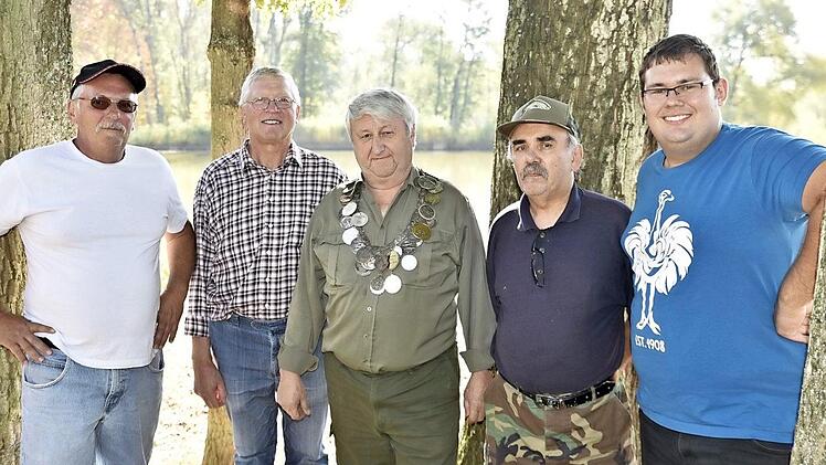 Der neue Anglerkönig des Anglervereins Königsberg, Franz Hemetsberger (Mitte), eingerahmt von Vorsitzendem Thomas Strobel (links), Zweitem Ritter Erich Schulz und (rechts), Erstem Ritter Rudi Häckl und Zweitem Vorsitzendem Alexander Strobel Foto: Gerold Snater