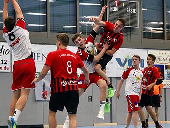 Volle Power im Rhön-Derby gegen den "kleinen" HSC Bad Neustadt: Die Bad Brückenauer Fabian Peter (8), Simon Dietrich (17) und Simon Weiner (7) zeigen in der Offensive keine Berührungsängste.Sebastian Schmitt