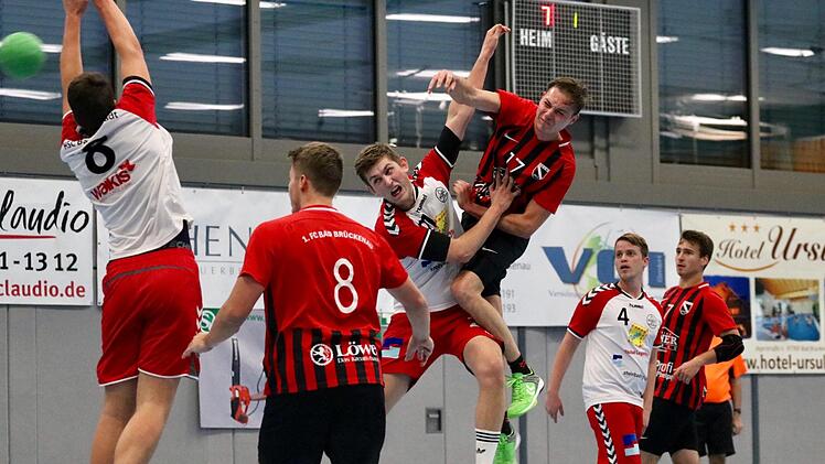 Volle Power im Rhön-Derby gegen den "kleinen" HSC Bad Neustadt: Die Bad Brückenauer Fabian Peter (8), Simon Dietrich (17) und Simon Weiner (7) zeigen in der Offensive keine Berührungsängste.Sebastian Schmitt