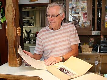 Franz Heß schaut in die Zeitung vom 14. Oktober 1902, die er zusammen mit alten Bildern auf seinem Dachboden gefunden hat.Thomas Malz