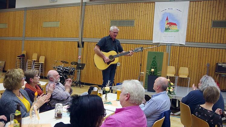 Mit reichlich Power in der Stimme sang sich Tom Sauer in die Herzen des Publikums. Foto: Heike Schülein