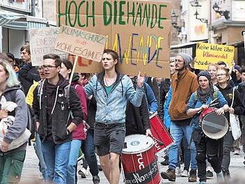 Wenn's um ihre Zukunft geht, gehen immer mehr Kinder und Jugendliche auf die Straße - auch in Coburg. Wenn es nach dem Stadtjugendring geht, sollen sich die unter 27-Jährigen jetzt auch im Kommunalwahlkampf ihre eigene Meinung bilden. Foto: CT-Archiv