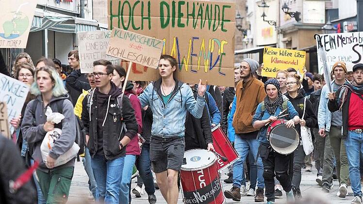 Wenn's um ihre Zukunft geht, gehen immer mehr Kinder und Jugendliche auf die Straße - auch in Coburg. Wenn es nach dem Stadtjugendring geht, sollen sich die unter 27-Jährigen jetzt auch im Kommunalwahlkampf ihre eigene Meinung bilden. Foto: CT-Archiv