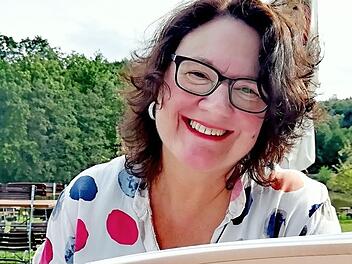 Die Herzogenauracherin Michaela Karrer mit ihrem neuen Kochbuch  Foto: Bernhard Panzer