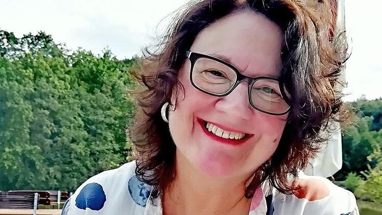 Die Herzogenauracherin Michaela Karrer mit ihrem neuen Kochbuch  Foto: Bernhard Panzer