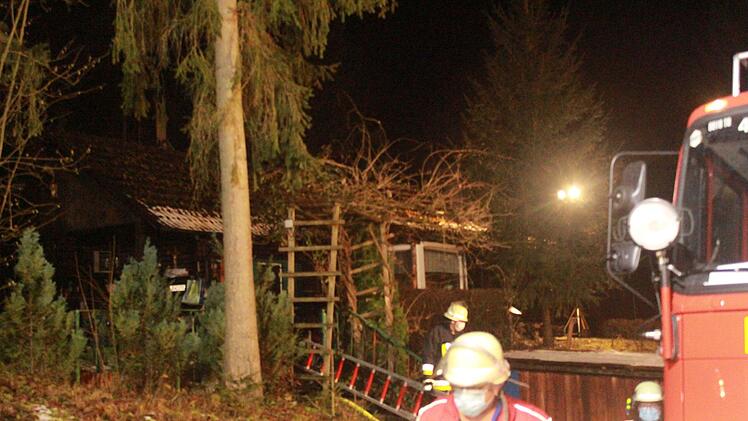 Flammen schlugen aus Dach: Brand in Wohnhaus