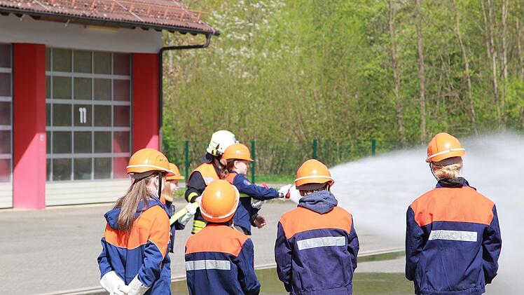 Beim Girls Day der Freiwilligen Feuerwehr Bad Br&uuml;ckenau konnten die M&auml;dchen einen Einblick in die Arbeit der Feuerwehr gewinnen.