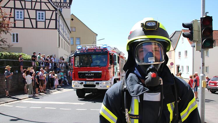 Heißer Einsatz mal anders: Atemschutzträger der Wehr beim Festzug. Foto: Ralf Ruppert