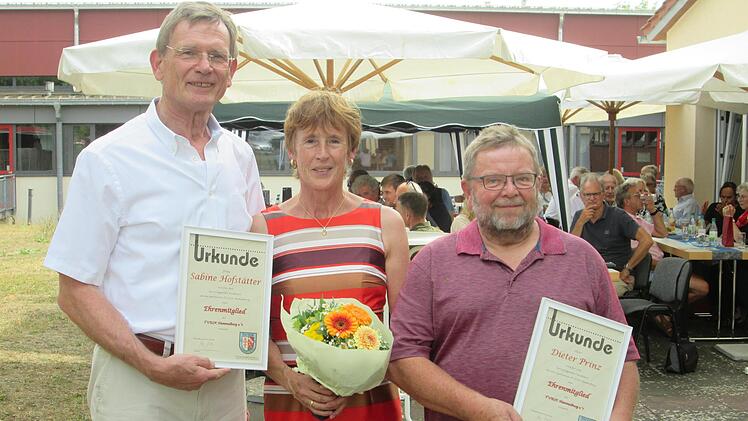 Willy Willeke (links) würdigte die beiden neuen Ehrenmitglieder, Sabine Hofstätter und Dieter Prinz mit der Ernennungsurkunde. Foto: Winfried Ehling