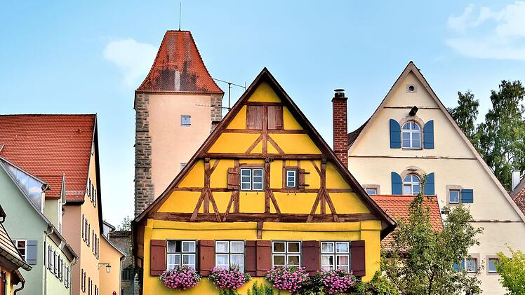 Historische H&auml;user mit Wei&szlig;em Turm im mittelfr&auml;nksichen Dinkelsb&uuml;hl