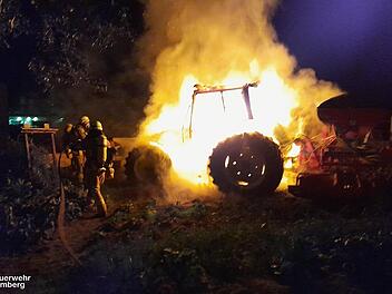 Feuerwehreinsatz in Bamberg-Gaustadt: Traktor komplett in Flammen