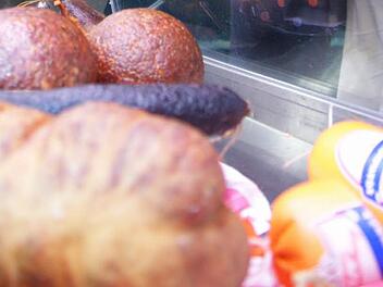 Wurst und Pressack werden in der Wursttheke in der Markthalle angeboten. Foto: Arkadius Guzy