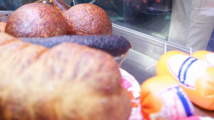 Wurst und Pressack werden in der Wursttheke in der Markthalle angeboten. Foto: Arkadius Guzy