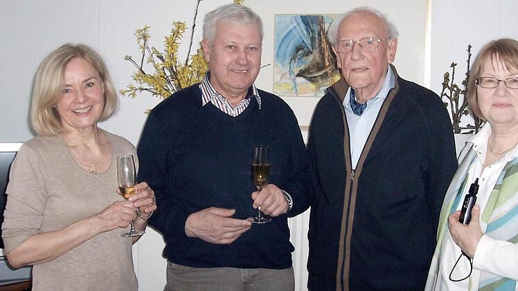 Seine beiden Töchter Monika und Dr. Verena Kleinmann sowie der 2. Bürgermeister Georg Gurrath nehmen Gottfried Kleinmann an seinem Geburtstag in die Mitte.