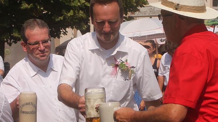 Mit den Braumeistern und Besuchern wird auf ein gutes Gelingen des Festes angestoßen.