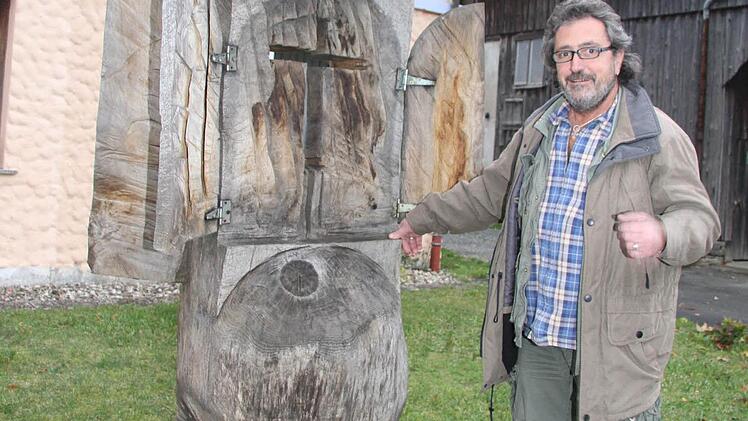 Christian Sergiu Ianza zeigt Kunst verschiedenster Art in seinem Künstlerhäuschen in Kleinvichtach.  Foto: Sonja Adam