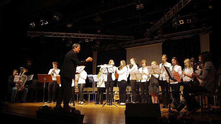 Die Bläserklasse 6 b unter Leitung von Axel Stumpf spielten mächtig auf.