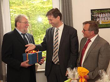 Drei Männer (von links), deren Wege in der VG Gosberg sich trennen: Bürgermeister Hans Weisel, Wiesenthau, hört auf, Hermann Ulm tauscht den Bürgermeisterstuhl von Kunreuth mit dem im Landratsbüro, Bürgermeister Seeber bleibt als Bürgermeister von Pinzberg erhalten. Fotos: Franz Galster
