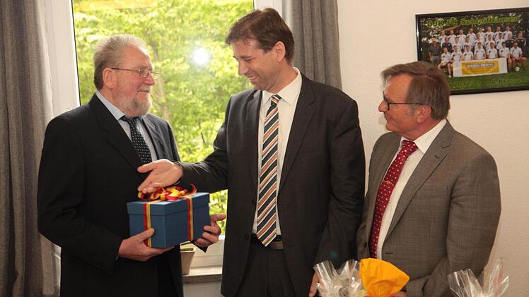 Drei Männer (von links), deren Wege in der VG Gosberg sich trennen: Bürgermeister Hans Weisel, Wiesenthau, hört auf, Hermann Ulm tauscht den Bürgermeisterstuhl von Kunreuth mit dem im Landratsbüro, Bürgermeister Seeber bleibt als Bürgermeister von Pinzberg erhalten. Fotos: Franz Galster