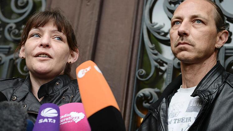 Die Eltern von Peggy, Nebenkl&auml;gerin Susanne K. und Mario S., sprechen am Mittwoch nach der Urteilsverk&uuml;ndung im Wiederaufnahmeprozess gegen Ulvi Kulac vor dem Landgericht Bayreuth zu Medienvertretern. Peggy Mutter will nach dem Freispruch nicht in Revision gehen, sagte sie am Mittwochabend in einer Fernsehsendung. Foto: David Ebener/dpa