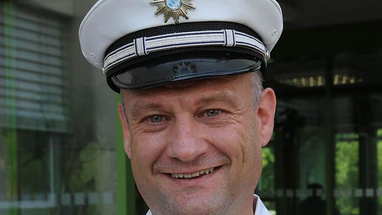 "Es ist reine Baumwolle, das trägt sich schon angenehmer als das Mischgewebe bisher", findet Uwe Gemeinhardt, Leiter für zentrale Verkehrsaufgaben bei der Verkehrspolizei Bamberg Foto: Barbara Herbst