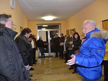 Betroffene Gesichter gab es bei der Besichtigung der "Weißen Schule" in Pressig bei den Marktgemeinderäten zum Sachvortrag von Kämmerer Heinrich Grebner (vorne rechts) und Bürgermeister Hans Pietz (links) wegen des schlechten Bodenzustandes der mittlerweile eine Gefahr für Schüler darstellt.  Foto: Karl-Heinz Hofmann