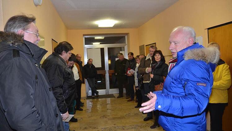 Betroffene Gesichter gab es bei der Besichtigung der "Weißen Schule" in Pressig bei den Marktgemeinderäten zum Sachvortrag von Kämmerer Heinrich Grebner (vorne rechts) und Bürgermeister Hans Pietz (links) wegen des schlechten Bodenzustandes der mittlerweile eine Gefahr für Schüler darstellt.  Foto: Karl-Heinz Hofmann