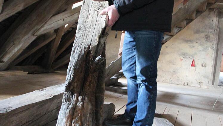 Reiner Straub vom städtischen Bauamt zeigt einen völlig morschen Balken. Fotos: Heike Beudert