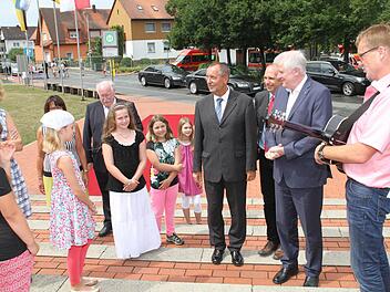 Unter der musikalischen Leitung von Bernd Donath (rechts) begrüßten die Kinder des Grundschulchores der Adam-Riese-Grundschule den Bayerischen Ministerpräsidenten Horst Seehofer (2. v. re.). Foto: Gerda Völk