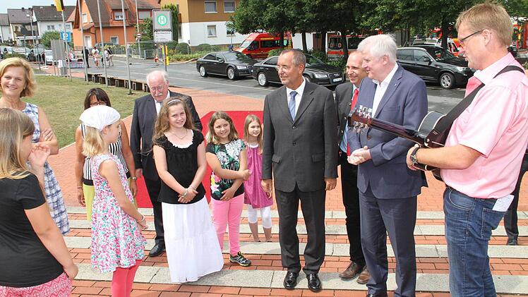 Unter der musikalischen Leitung von Bernd Donath (rechts) begrüßten die Kinder des Grundschulchores der Adam-Riese-Grundschule den Bayerischen Ministerpräsidenten Horst Seehofer (2. v. re.). Foto: Gerda Völk