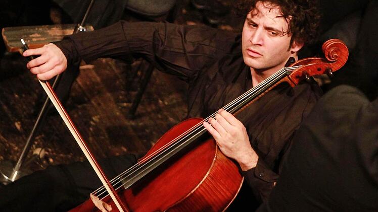 Ein Wiederhören mit dem Cellisten Nicolas Altstaedt gibt es am 9. November. Gemeinsam mit dem Pianisten Alexander Lonquich und dem Geiger Pekka Kuusisto gastiert Altstaedt im Kongresshaus.Foto: Jochen Berger