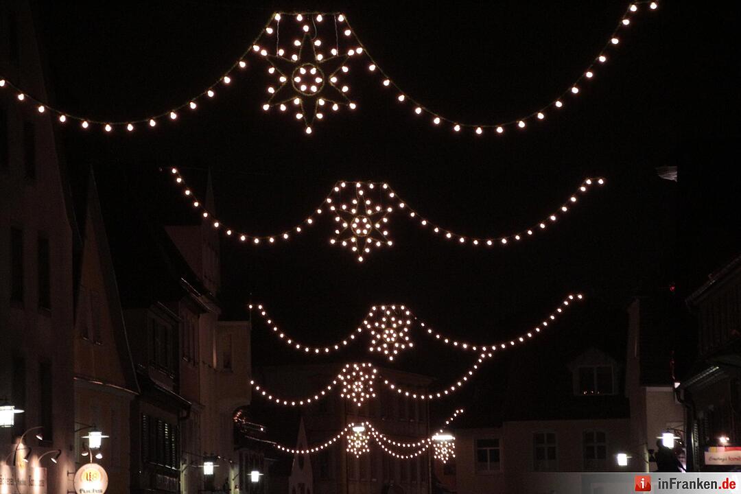 Das erste Fenster des Forchheimer Adventskalenders wurde von Weihnachtsengel Petra geöffnet.