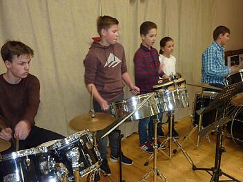 Mit dem Schlagzeugsolo "Take A Break" überzeugten (von links): Jonas Völk, Felix Däumer, Nicklas Dütthorn, Linn Beranek und Jonas Fischer.  Foto: Gerd Fleischmann