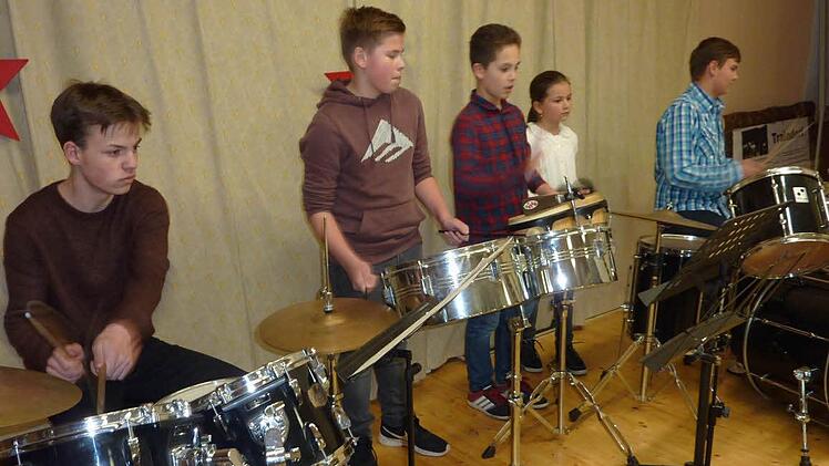 Mit dem Schlagzeugsolo "Take A Break" überzeugten (von links): Jonas Völk, Felix Däumer, Nicklas Dütthorn, Linn Beranek und Jonas Fischer.  Foto: Gerd Fleischmann