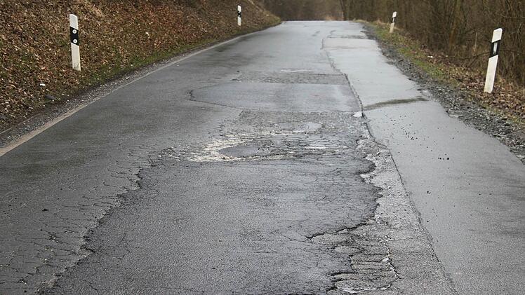 Nur noch in diesem Jahr will Norbert Gräbner seinen Anteil der Gemeindeverbindungsstraße Zeyern/Roßlach flicken. Foto: Veronika Schadeck