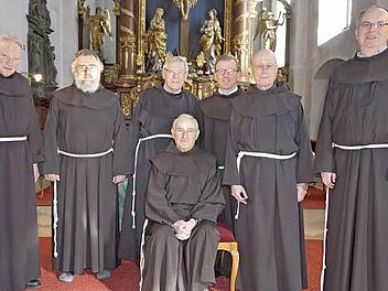 Die Franziskaner im Kloster Kreuzberg. Das Bild zeigt von links: Pater Berthold Türffs, Bruder Ludwig Kiesl, Guardian Pater Martin Domogalla, pPater Eberhard Sievers (sitzend), Provinzialminister Pater Dr. Cornelius Bohl, Vikar Pater Georg Andlinger und Bruder Wolfgang Galler.  Foto: Marion Eckert